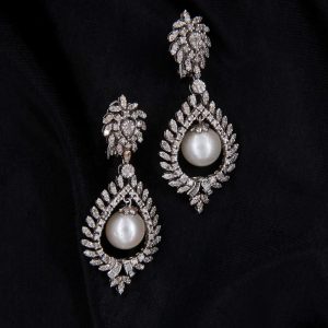 Lot 006 White gold earrings, with diamonds and pearls