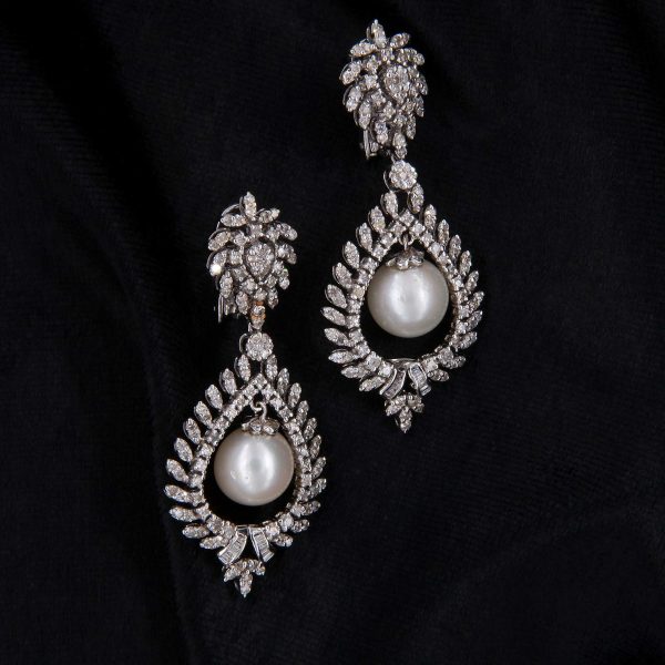Lot 006 White gold earrings, with diamonds and pearls