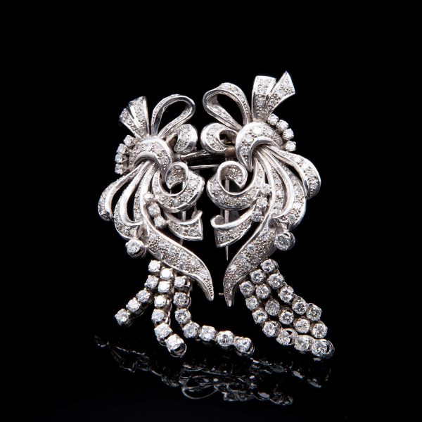 Lot 061 Swirl double clip brooch with pendants, made of platinum and diamonds