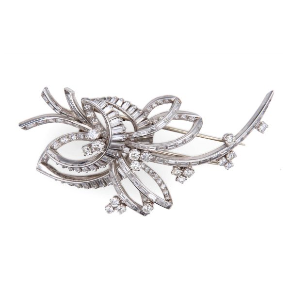 Lot 062 French brooch made of white gold, platinum and diamonds