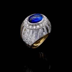 Lot 065 Yellow and white gold ring with engraved rock crystal and tanzanite