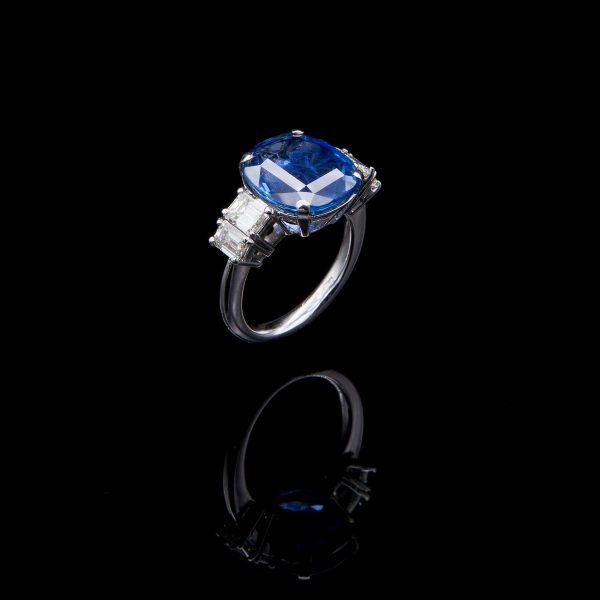 Lot 066 Ring with fine sapphire and diamonds
