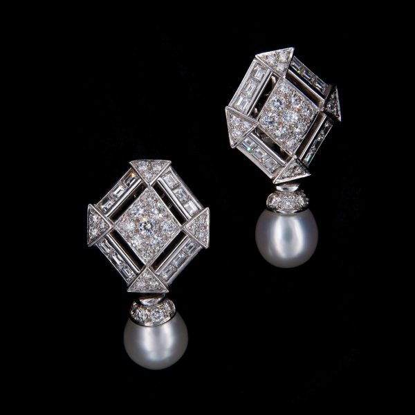 Lot 007 White gold earrings, with pearls and diamonds