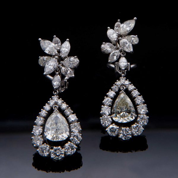 Lot 072 White gold earrings with diamonds