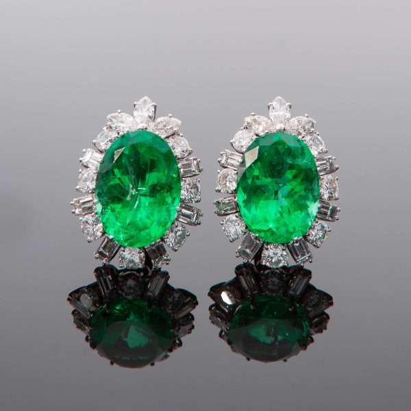 Lot 074 Very fine white gold earrings, with diamonds and two large Colombian emeralds