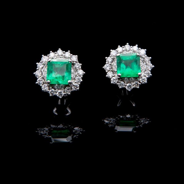 Lot 078 White gold earrings, with diamonds and emeralds