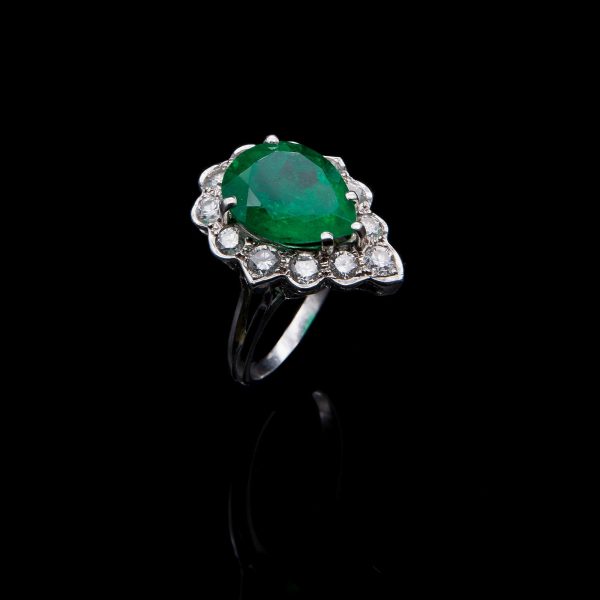 Lot 079 White gold ring, with diamonds and large Colombian emerald