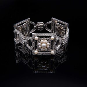 Lot 008 White gold bracelet, with pearls and diamonds