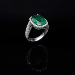 Lot 080 White gold, diamonds and emerald ring