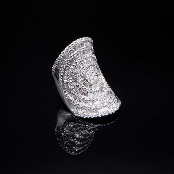Lot 088 Fine white gold and diamond ring