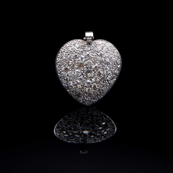 Lot 089 Heart-shaped pendant made of white gold and diamonds