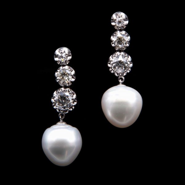 Lot 009 White gold earrings with diamonds and Australian pearls