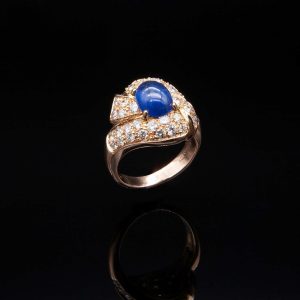 Lot 091 Yellow gold ring, with diamonds and sapphire