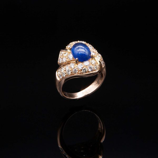Lot 091 Yellow gold ring, with diamonds and sapphire