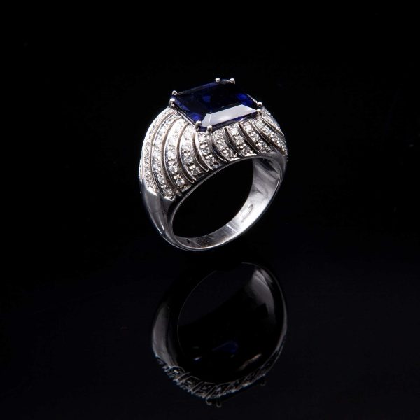 Lot 092 White gold ring, with diamonds and cordierite