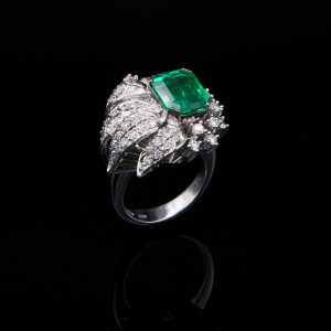 Lot 095 White gold ring with diamonds and Colombian emerald