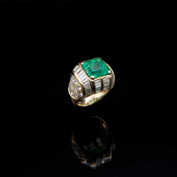 Lot 096 Ring with fine Colombian emerald and diamonds