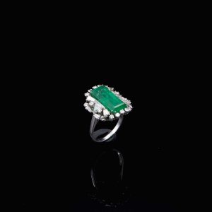 Lot 097 White gold ring, with emerald and diamonds