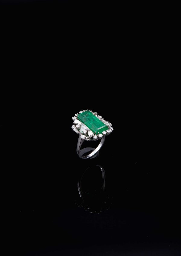 Lot 097 White gold ring, with emerald and diamonds