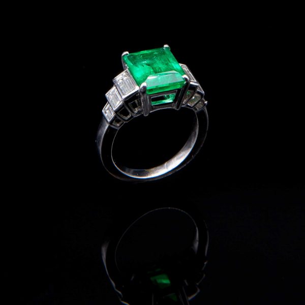 Lot 098 White gold ring with diamonds and Colombian emerald