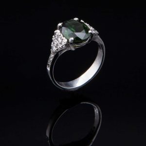 Lot 099 White gold ring with diamonds and Australian green sapphire