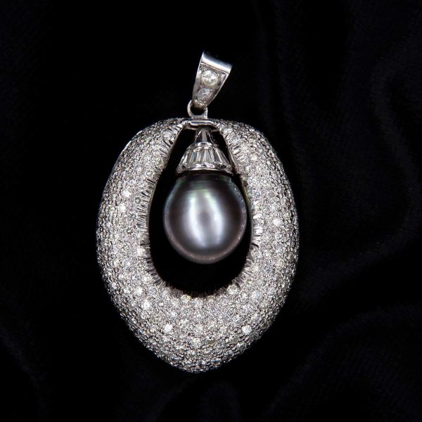 Lot 001 Gold and diamonds pendant, with Tahitian pearl