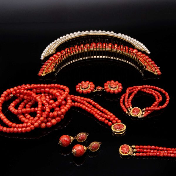 Lot 100 Large Napoleonic parure made of Mediterranean coral, gold and pearls