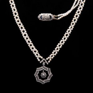 Lot 012 Necklace with pendant made of white gold, diamonds, two strands of pearls and sapphires