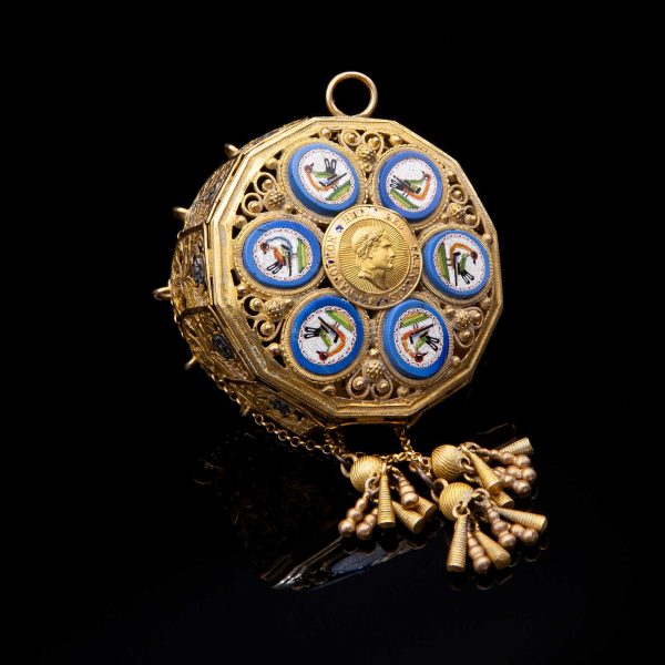Lot 127 Coin pendant in gilded silver and micromosaics