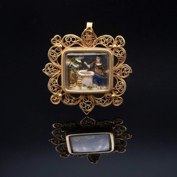 Lot 128 Antique pendant made of filigreed gold, rock crystal and enamels