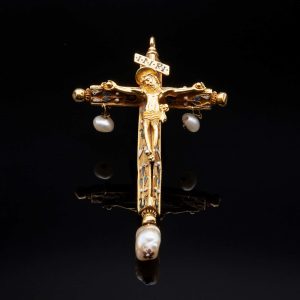 Lot 130 Antique cross pendant made of gold, enamels and pearls
