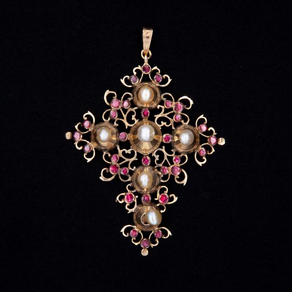 Lot 015 Antique cross pendant made of yellow gold, pearls and garnets, Sicily 18th century