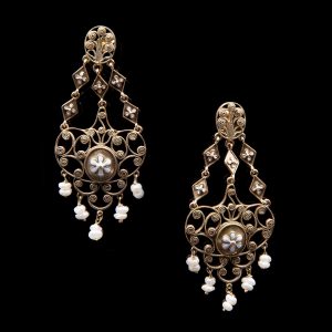 Lot 018 Antique dangle earrings made of yellow gold filigree, enamels and pearls