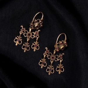 Lot 019 Pair of dangle earrings made of yellow gold and garnets, Sicilian