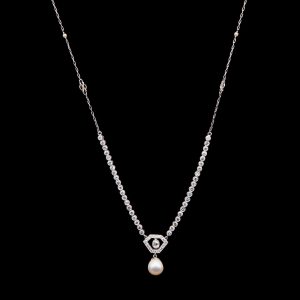 Lot 002 Pendant necklace in platinum, pearls and diamonds