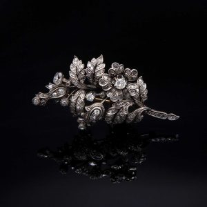 Lot 024 Brooch depicting flowers and leaves, made of yellow gold, silver and diamonds