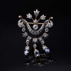 Lot 025 Antique brooch made of white gold and silver, with three pendants and sapphires