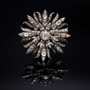 Lot 026 White gold brooch, made of silver and diamonds