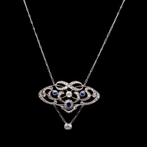Lot 027 Art Deco necklace made of white gold, diamonds and sapphires