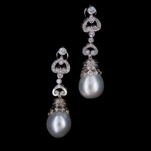 Lot 003 Pair of earrings made of white gold, diamonds and South Sea pearls