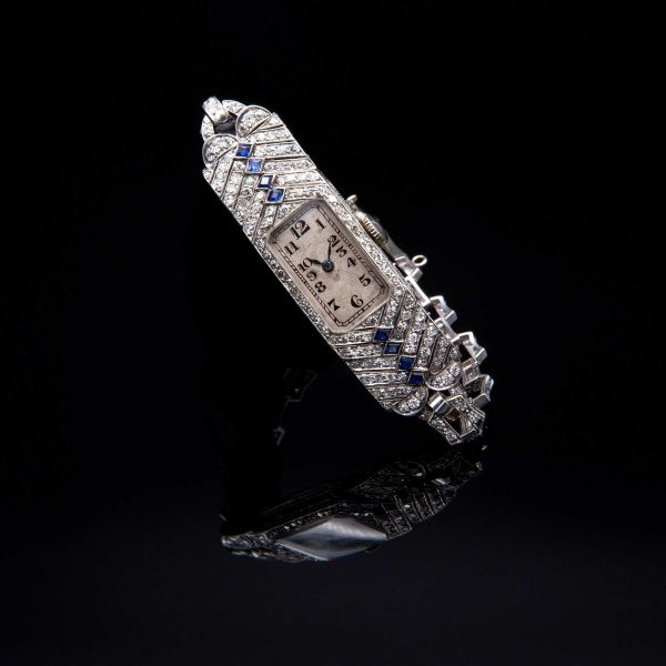 Lot 032 Baume & Mercier Art Deco watch made of platinum, diamonds and sapphires