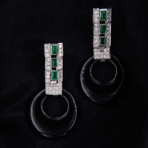 Lot 038 Dangling earrings made of white gold, emeralds and two onyx creoles