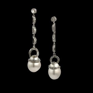 Lot 004 White gold, pearls and diamonds earrings