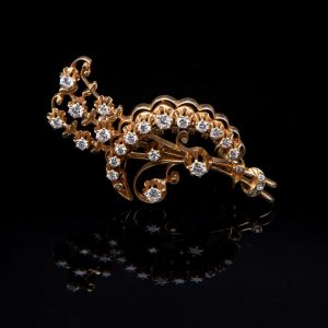 Lot 044 Gold and diamonds brooch