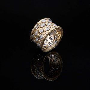 Lot 046 Gold and diamonds band ring