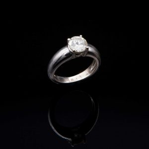 Lot 005 White gold solitaire ring with diamond