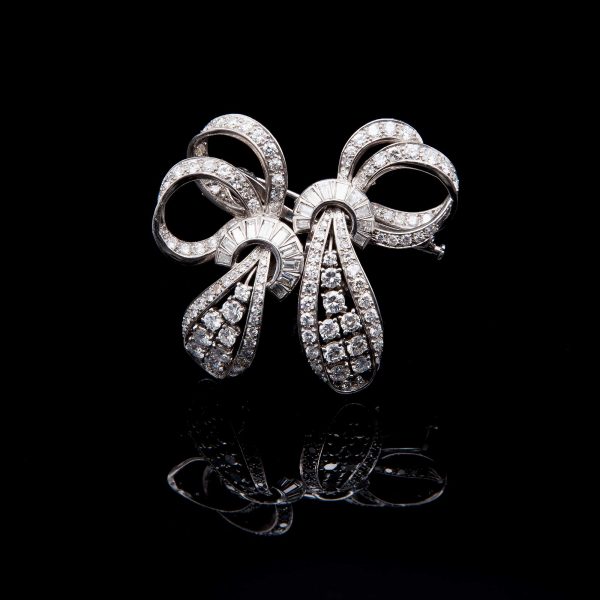 Lot 059 White gold and diamond swirl double clip brooch